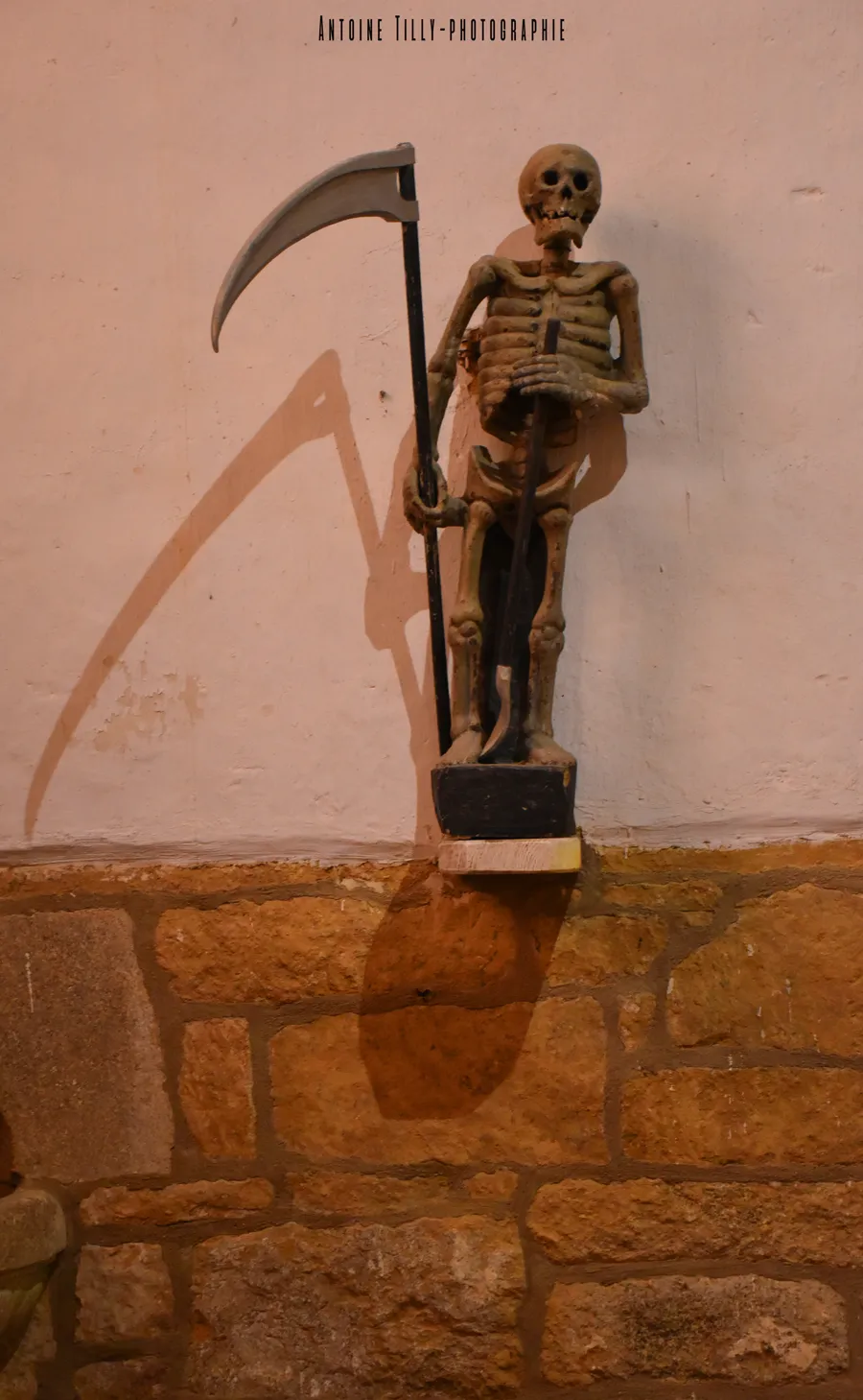 Statue de l'Ankou conservée dans l'église Saint-Milliau de Ploumilliau (Côtes-d'Armor), classée monument historique.