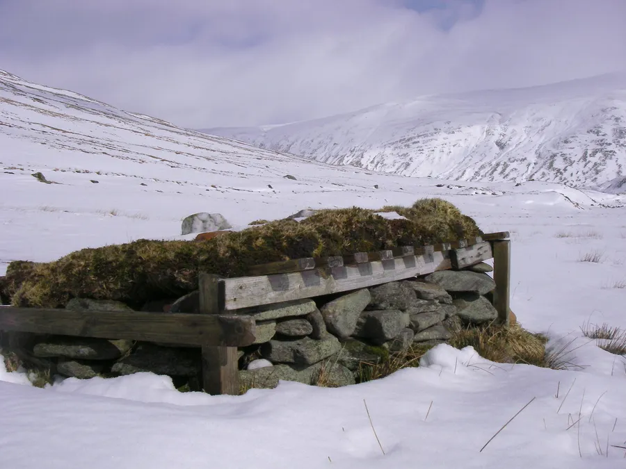 Le Tigh nam Bodach, à Glen Lyon : les pierres figurant la vieille et sa famille, toujours déplacées rituellement au fil des saisons.