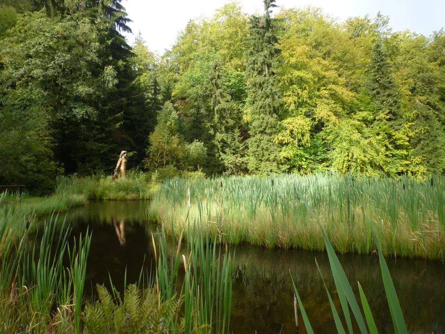La statue de Dame Holle au bord du Frau-Holle-Teich, sur le Hoher Meissner, en Hesse.