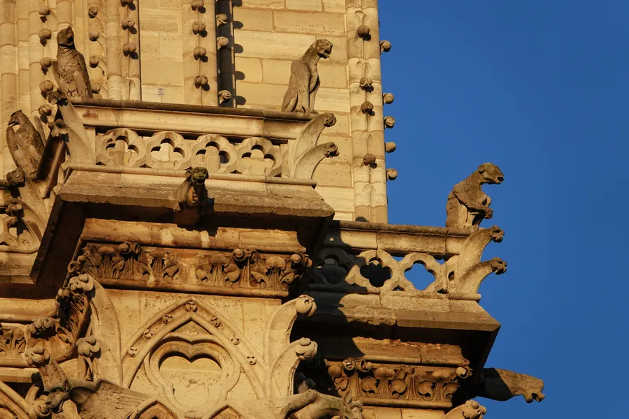 Chimères et gargouilles de Notre-Dame de Paris, le petit peuple grimaçant des toits.