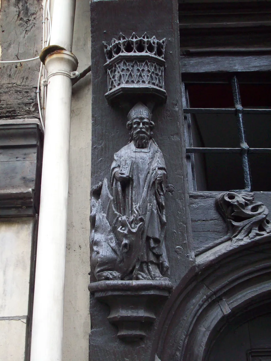 Saint Romain menant la Gargouille avec son étole, sculpture sur bois, place du Lieutenant-Aubert à Rouen.