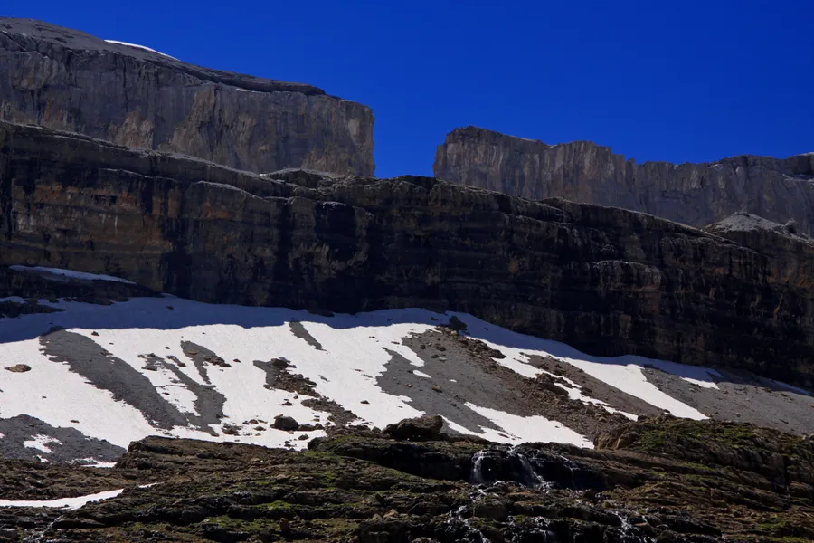 La Brèche de Roland, entaille que la légende attribue à un coup d'épée du héros, vue du vallon des Sarradets.