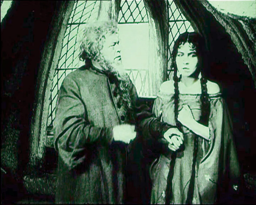 Paul Wegener dans le rôle du Golem, photographie de plateau du film Der Golem, 1915.