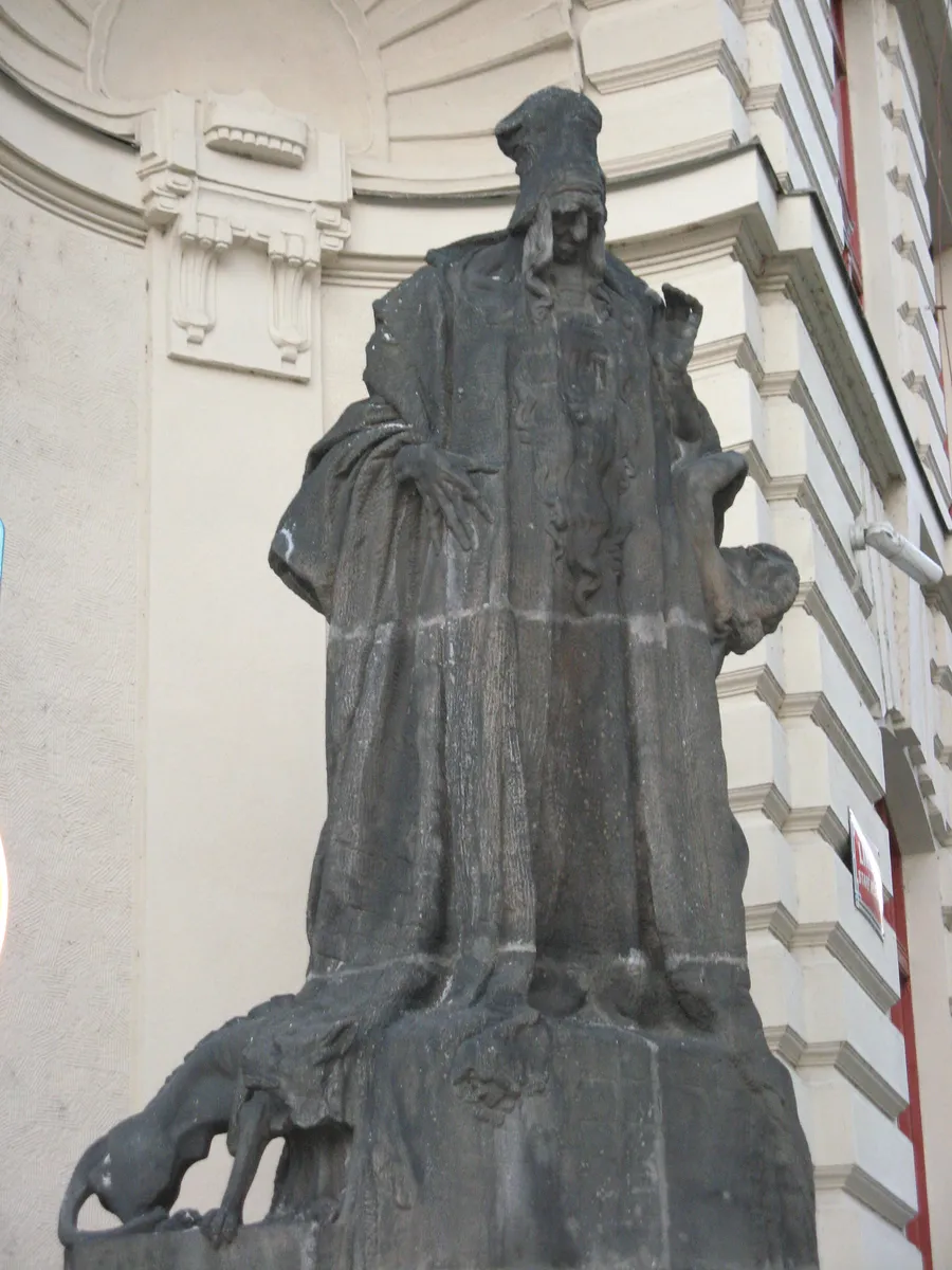 La statue du rabbin Loew par Ladislav Saloun (1910), au nouvel hôtel de ville de Prague.
