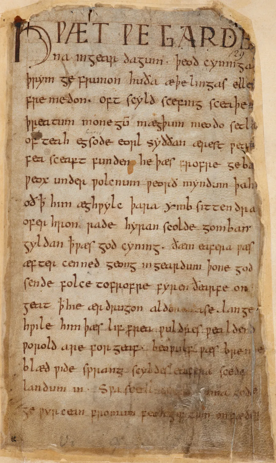 Le premier feuillet du manuscrit de Beowulf, copié vers l'an 1000 (codex Nowell, British Library).