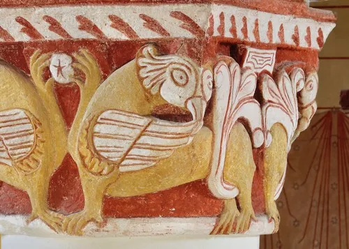 Griffons sculptés sur un chapiteau roman de l'église de Civaux, dans la Vienne.