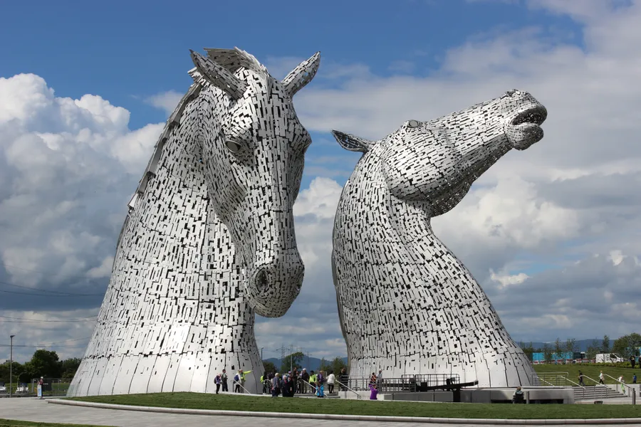 Les Kelpies d'Andy Scott dans le parc du Helix à Falkirk : deux têtes d'acier de trente mètres inaugurées en 2014.