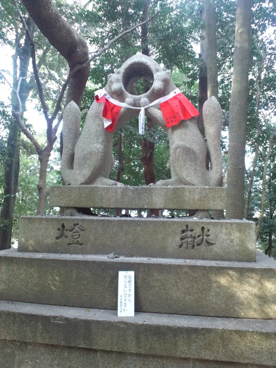 Statue de renard messager d'Inari au sanctuaire Fushimi Inari-taisha de Kyôto.
