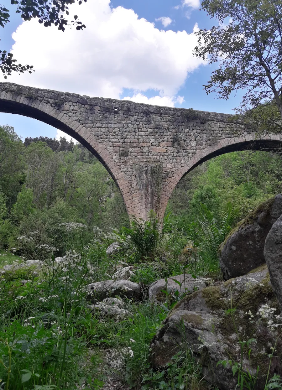 Le pont du Diable de Chalencon, sur l'Ance, ouvrage médiéval classé monument historique.
