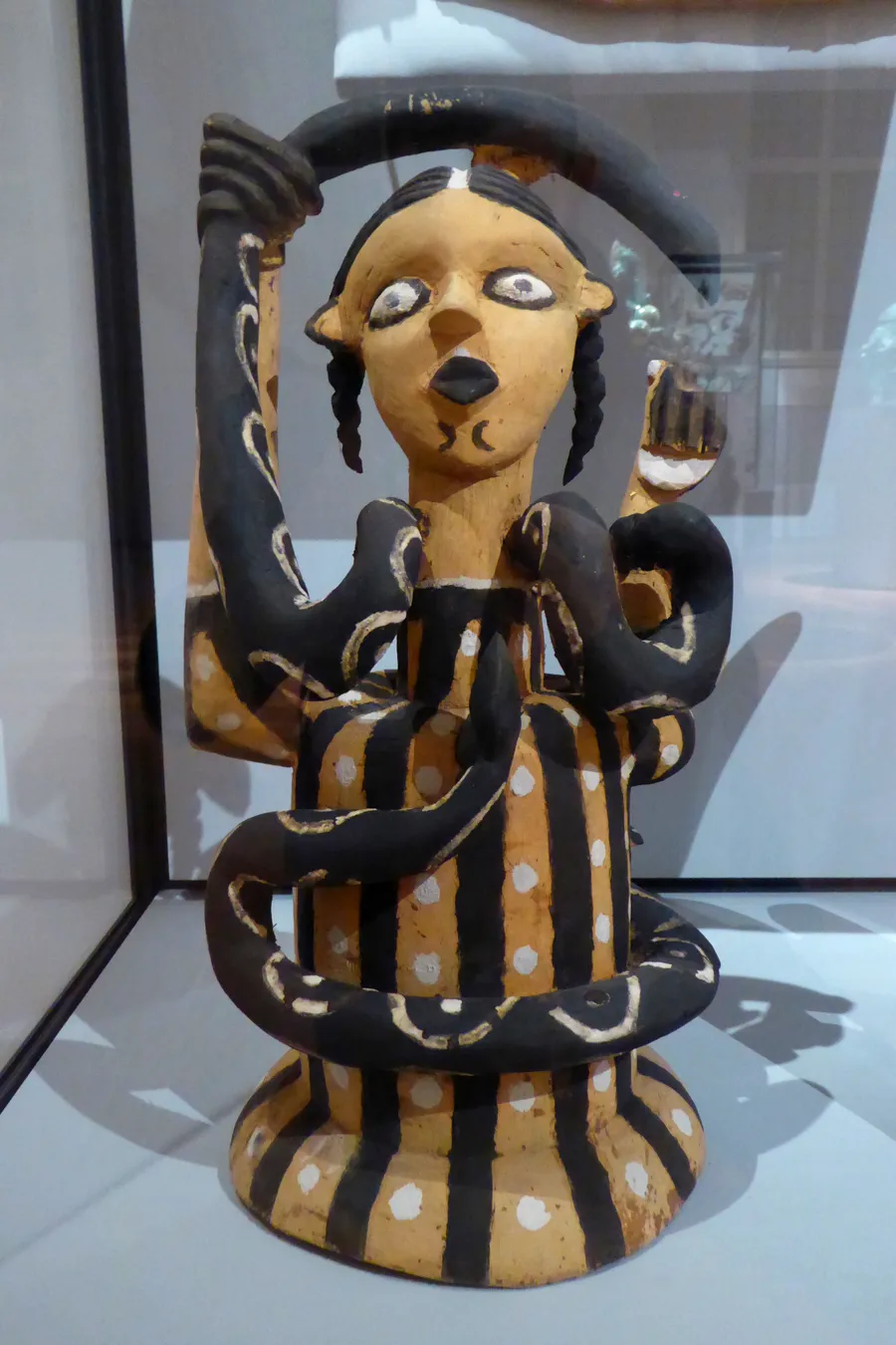 Statuette de Mami Wata (Nigeria, XXe siècle) exposée au Horniman Museum de Londres.
