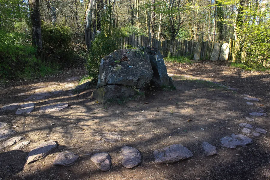 Le tombeau de Merlin en forêt de Paimpont : les vestiges d'une allée couverte néolithique devenus lieu de pèlerinage.
