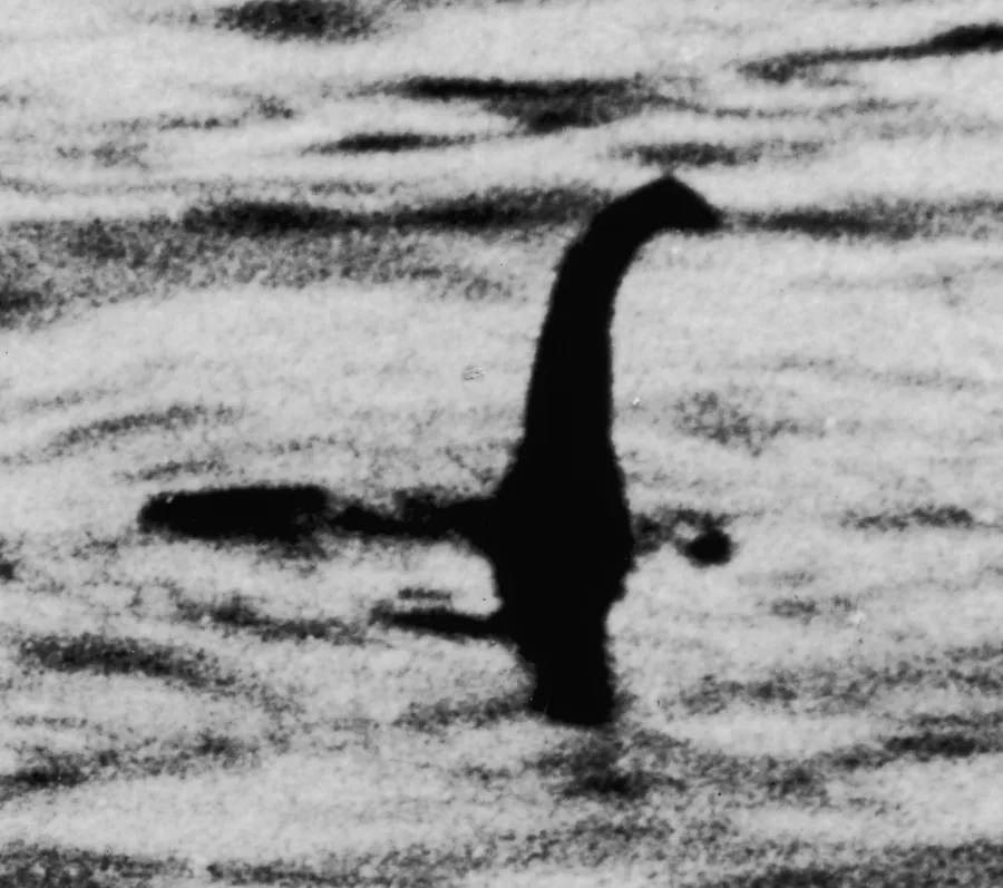 La « photo du chirurgien », 21 avril 1934 : le canular monté par Marmaduke A. Wetherell et attribué au docteur Wilson, démasqué en 1994.