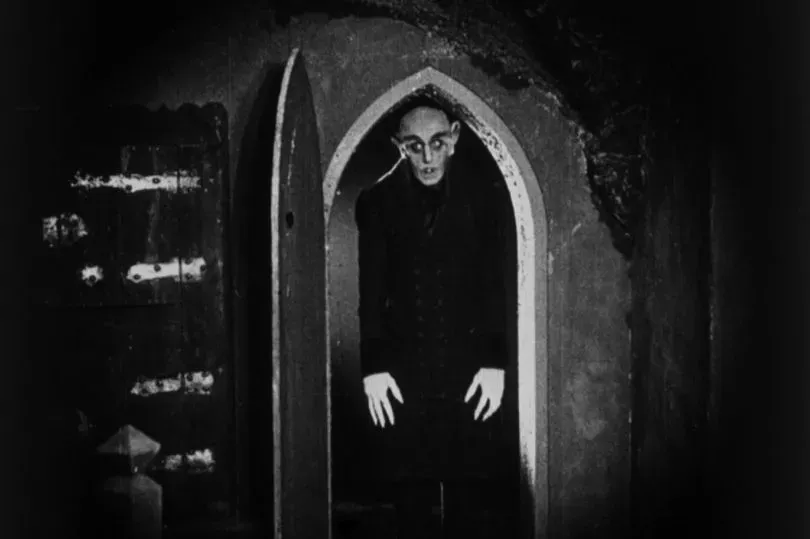 Le comte Orlok dans l'embrasure de la porte, photogramme du film de 1922.