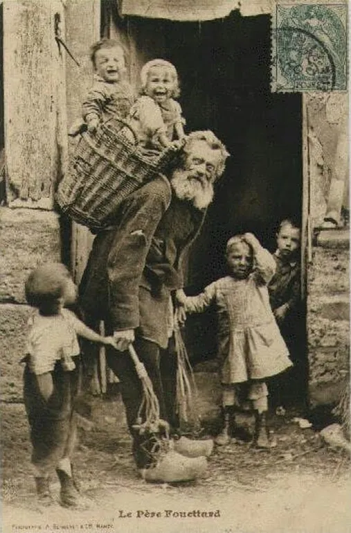 Le Père Fouettard, enfants dans la hotte et martinet à la main : carte postale photographique éditée à Nancy, première moitié du XXe siècle.