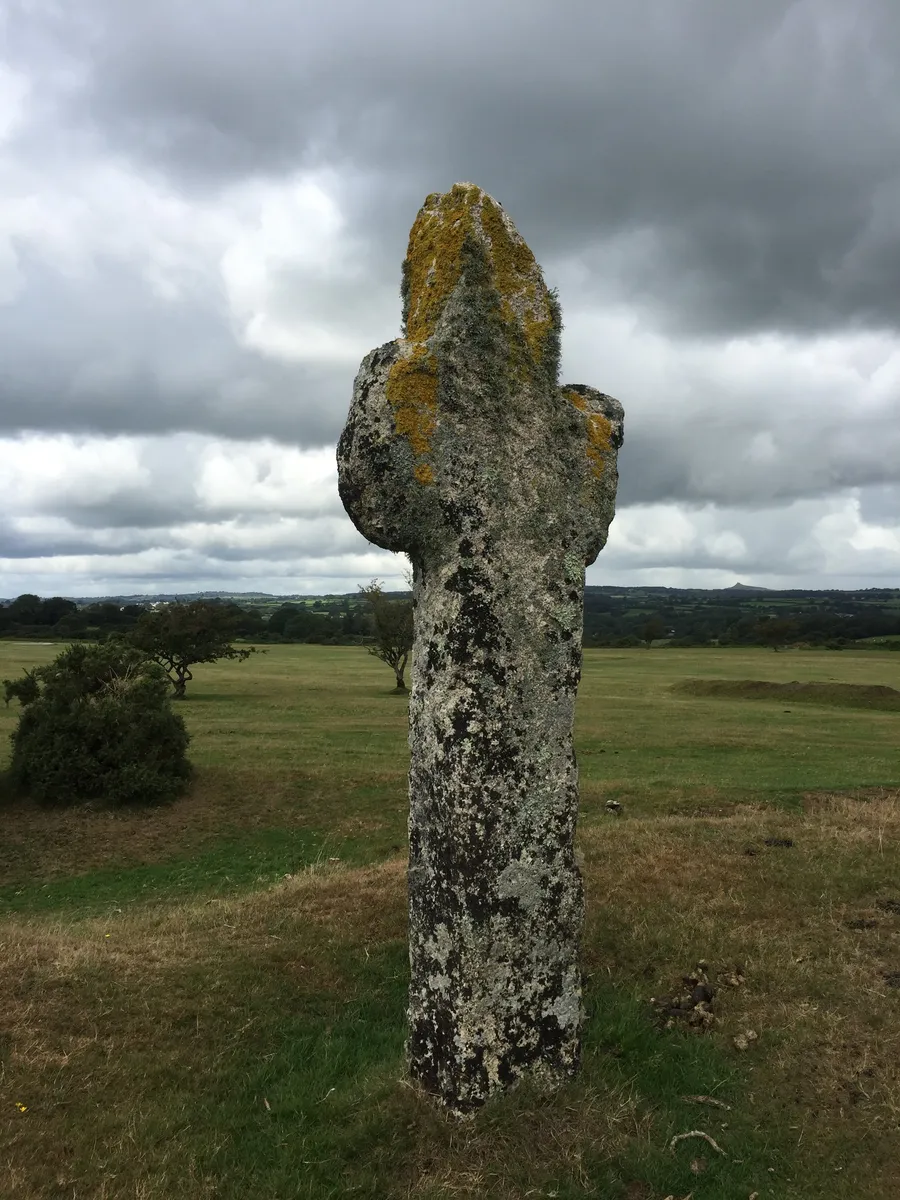 La Pixy's Cross, croix de granit médiévale du Dartmoor associée aux pixies, aux abords de Tavistock (Devon).