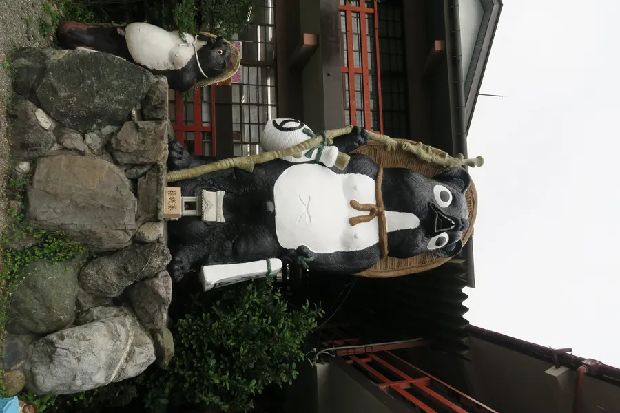 Statue géante de tanuki en céramique de Shigaraki, la ville potière qui produit les tanuki porte-bonheur du Japon.