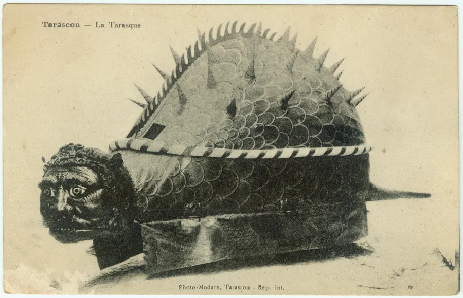 L'effigie de la Tarasque sur une carte postale du début du XXe siècle.