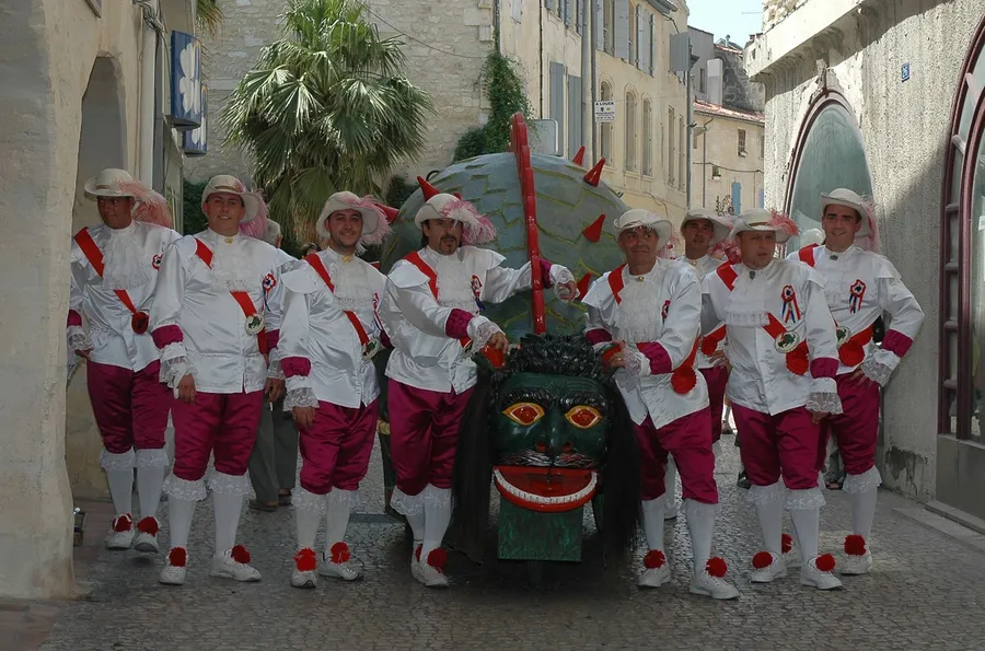 La Tarasque et ses chevaliers lors des fêtes de Tarascon, juin 2006.