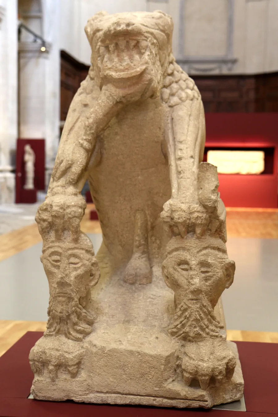 La tarasque de Noves, fauve dévoreur d'hommes sculpté au Ier siècle avant notre ère (musée lapidaire d'Avignon).