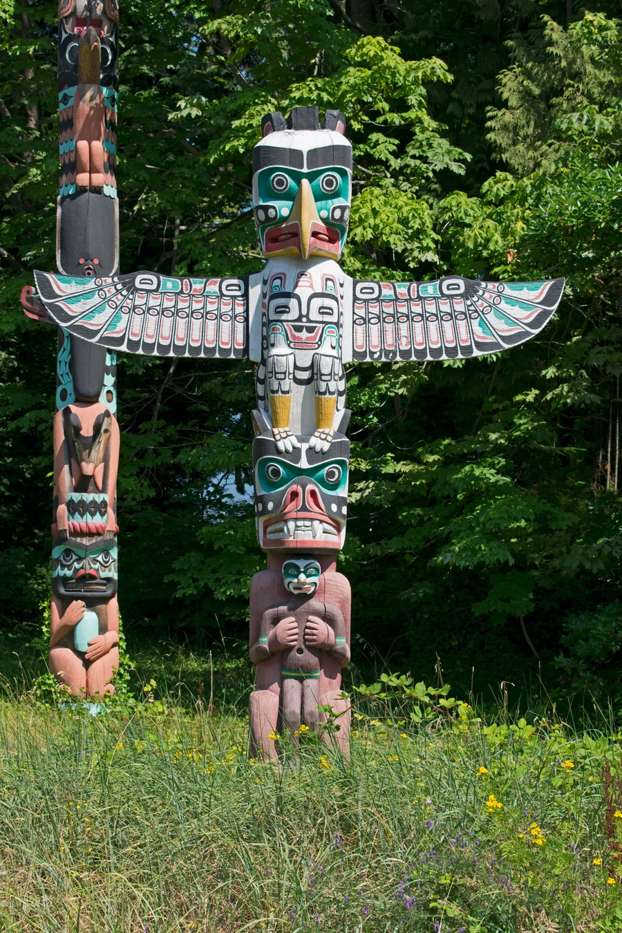 Le Thunderbird House Post du parc Stanley, à Vancouver, l'un des mâts à oiseau-tonnerre les plus célèbres de la côte Nord-Ouest.