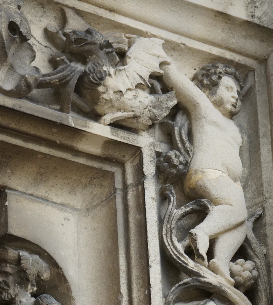 Vouivre sculptée sur le portail de l'église Saint-Brice d'Aÿ.